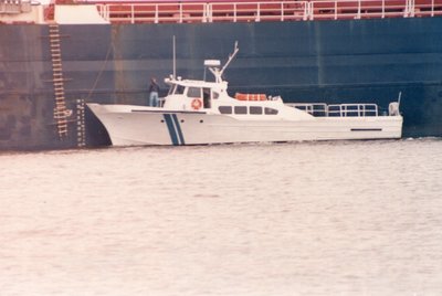 Pilot boat Twin Ports Belle alongside Selkirk Settler. 9/10/89.