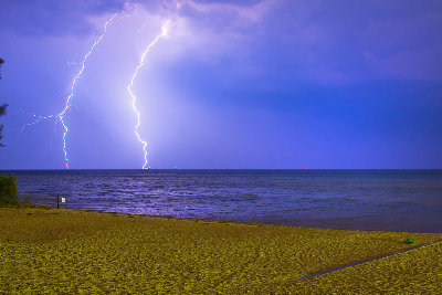 lightening_lakeside_web.jpg (188.79 KiB) Viewed 16508 times Photo by Phil Tuttle, Big Picture Studio 2010, all rights reserved.