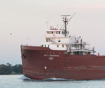 2016-08-28n LAT.jpg (75.83 KiB) Viewed 1908 times A crew member enjoying the cool evening as Lee A. Tregurtha heads to Calcite.