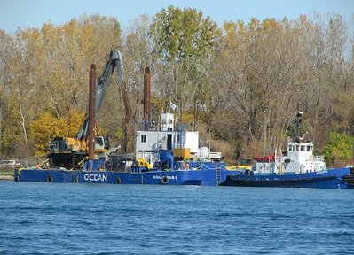2016-11-06l Ocean_Basque 2 & Escorte.jpg (114.04 KiB) Viewed 1932 times Tug Escorte and work barge Ocean Basque 2 were moored on the Canadian side of the river. I had to guess at the name of the barge, since part of its name is covered by the tire.