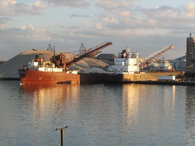 2017-05-13 LAT & AM. Mariner.jpg (145 KiB) Viewed 3535 times Love the stern reflections of these two freighters.
