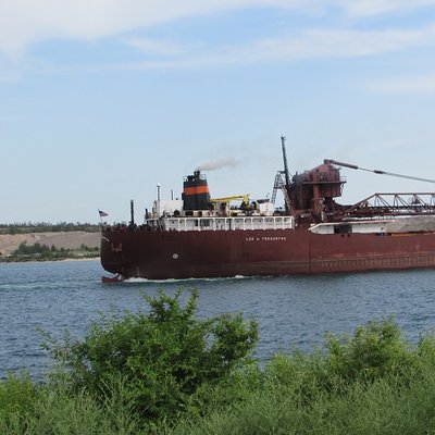 Love that plume and stern wake!