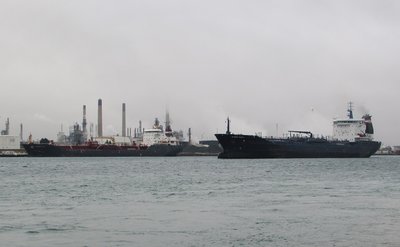 Algoma Hansa passing Sarnia (south) fuel dock after Algoscotia is tied up.