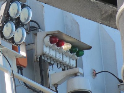Loading trim lights located on the bow end.