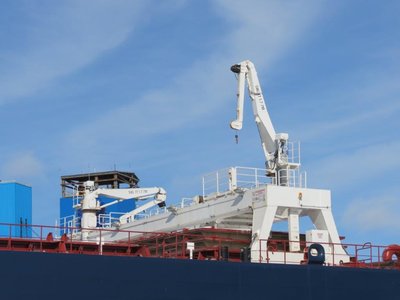 Hatch crane for removing hatch covers.