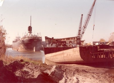 ELMGLEM.jpg (198.96 KiB) Viewed 8918 times Soo River Trader ahead of the hull of the Elmglen